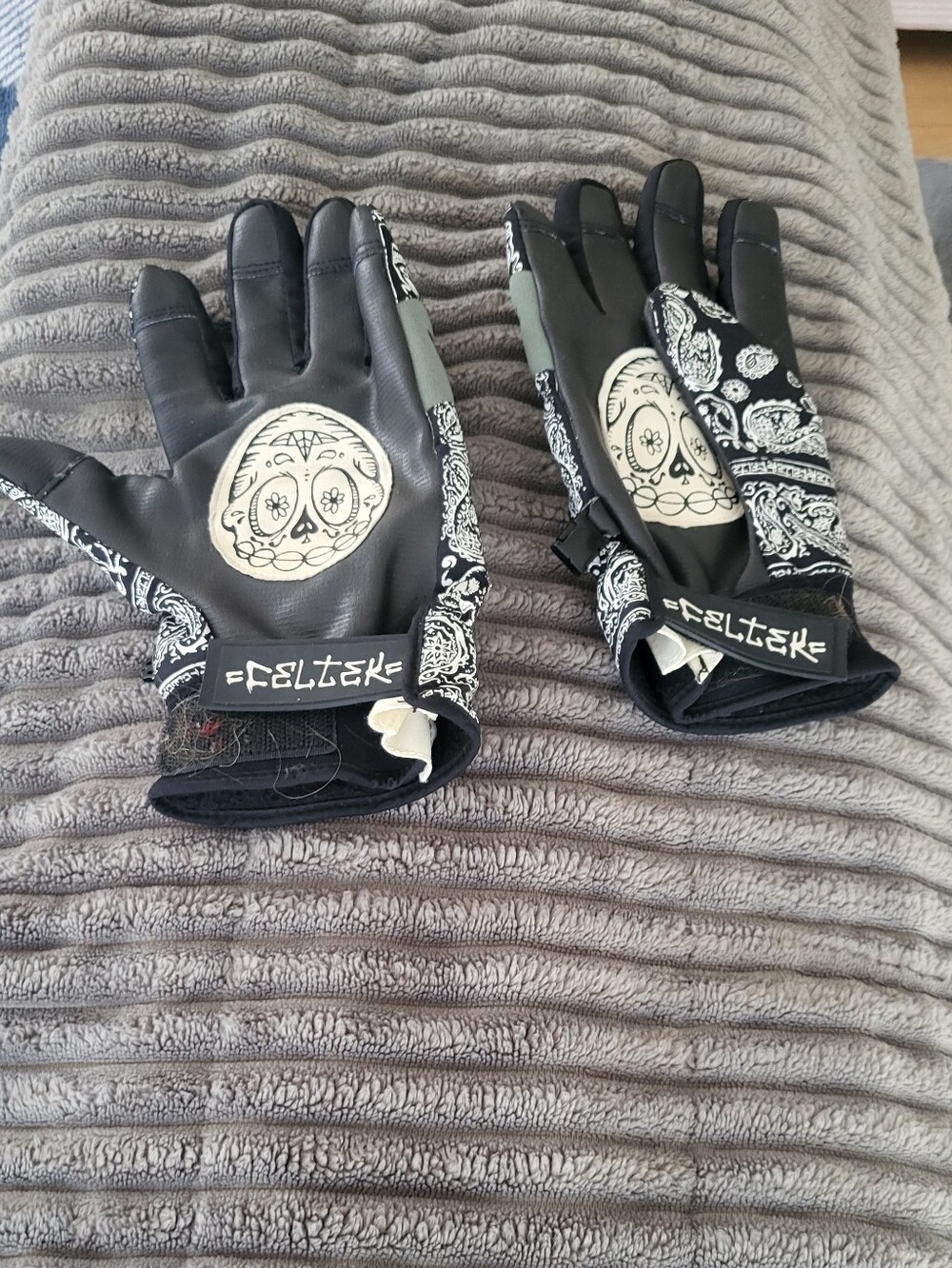 FELTEK Black Skull Print Riding Gloves